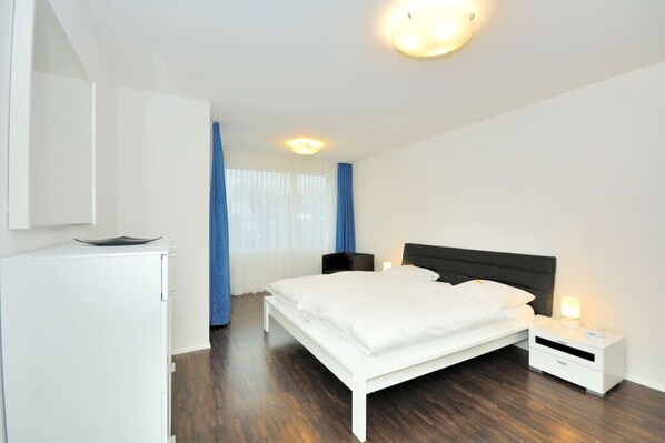 1 bedroom, desk, iron/ironing board, WiFi