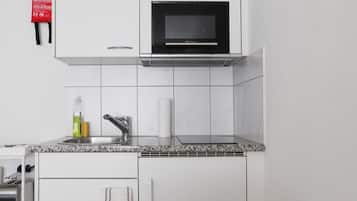 Kühlschrank, Mikrowelle, Herdplatte, Wasserkocher mit Kaffee-/Teezubehör