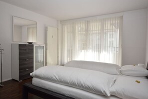 2 quartos, escrivaninha, ferros/tábuas de passar roupa, berço de viagem