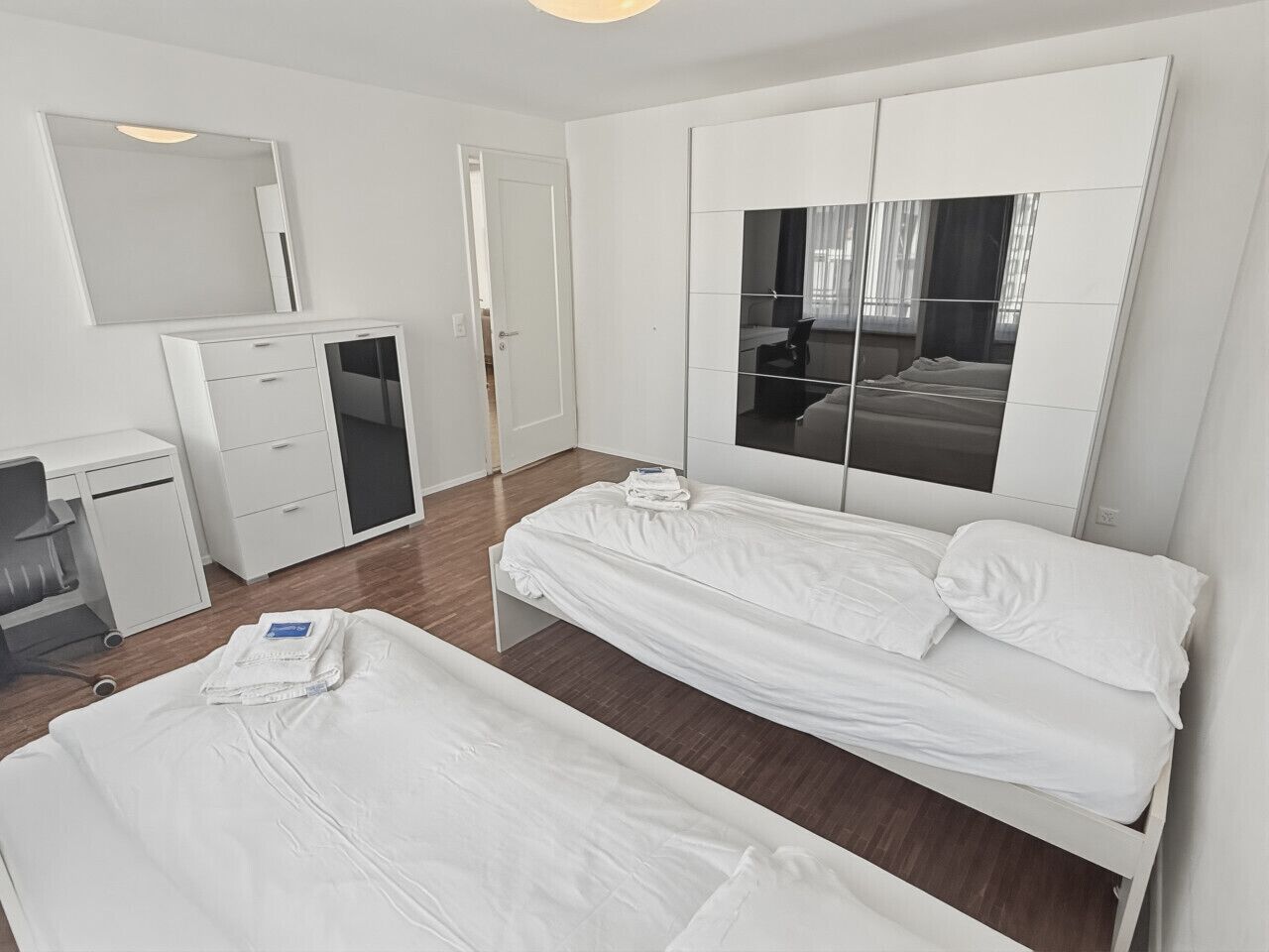 2 habitaciones, escritorio y tabla de planchar con plancha 