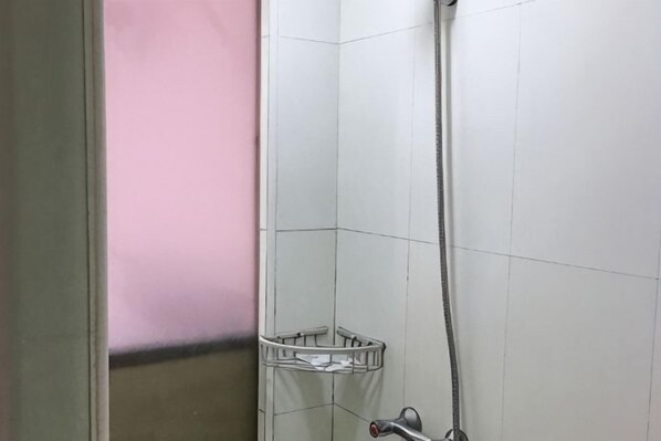 A shower area with a metal rack and a showerhead. - Dongxiang Hostel (Shanghai)