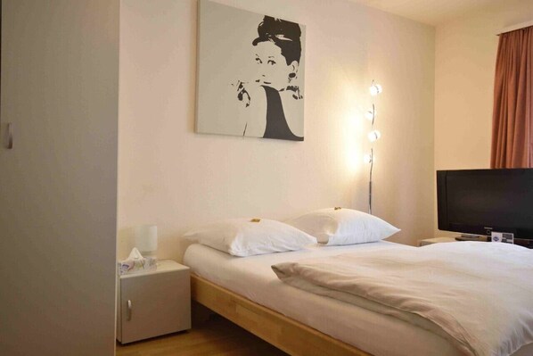 1 bedroom, WiFi, bed sheets