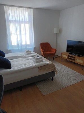 Desk, iron/ironing board, WiFi, bed sheets - Studio at famous Storchengasse - Stork 44 (Zürich)