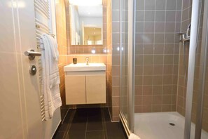 Séchoir à cheveux, serviettes fournies