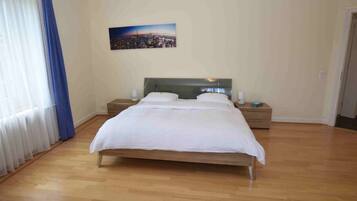 3 Schlafzimmer, Schreibtisch, Bügeleisen/Bügelbrett, WLAN