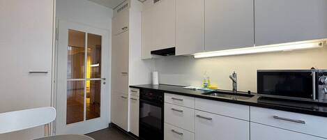 冷蔵庫、電子レンジ、オーブン、コンロ