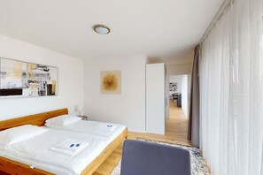 1 bedroom, desk, iron/ironing board, WiFi - Stylish Penthouse in the city (Sun 17) (Zürich)