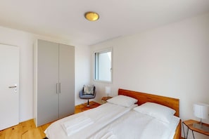 1 habitación, escritorio, tabla de planchar con plancha y wifi 