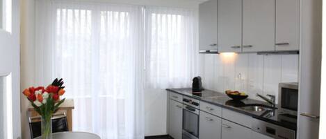 Een koelkast, een magnetron, een oven, een kookplaat