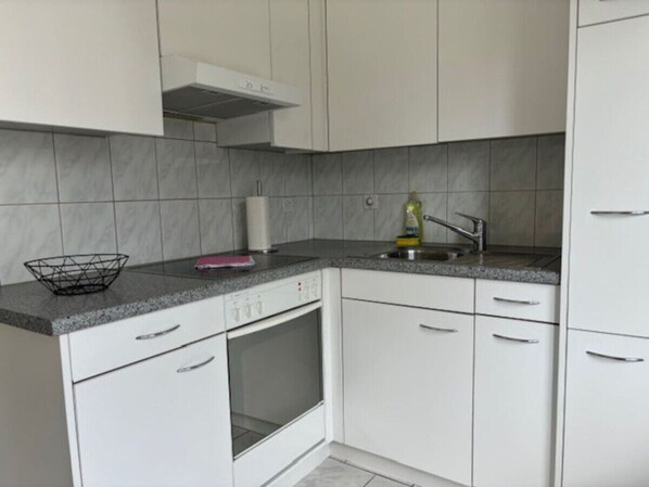 Oven, stovetop, coffee/tea maker, cookware/dishes/utensils