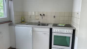 Ovn, kogeplade, kaffe-/temaskine, køkkentøj/tallerkener/redskaber