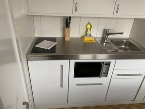 Køleskab, mikrobølgeovn, ovn, kogeplade