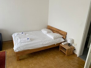 1 makuuhuone, työpöytä, silitysrauta/-lauta, Wi-Fi