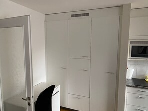 Een koelkast, een magnetron, een kookplaat, een vaatwasser