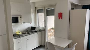 Kühlschrank, Mikrowelle, Herdplatte, Geschirrspüler