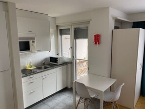 Geladeira, micro-ondas, cooktop, lava-louças