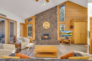 TV, fireplace - Located in heart of Sunriver, complex pool access! (Sunriver)