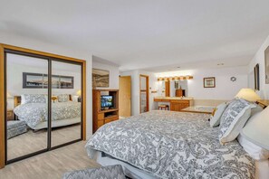 2 bedrooms, WiFi - Located in heart of Sunriver, complex pool access! (Sunriver)