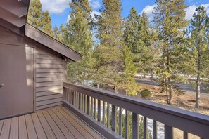 Property grounds - Located in heart of Sunriver, complex pool access! (Sunriver)