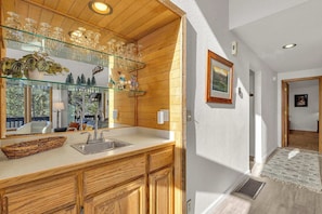 Interior - Located in heart of Sunriver, complex pool access! (Sunriver)