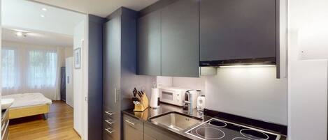 Réfrigérateur, micro-ondes, four, plaque de cuisson