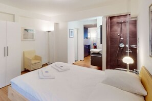 1 bedroom, desk, iron/ironing board, WiFi