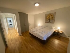 4 bedrooms, iron/ironing board, WiFi, bed sheets - Amazing 3BR flat in the city centre (Sky9) (Zürich)