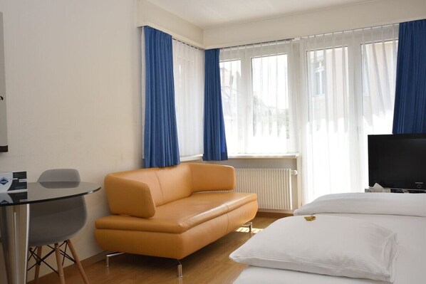 1 makuuhuone, työpöytä, silitysrauta/-lauta, Wi-Fi