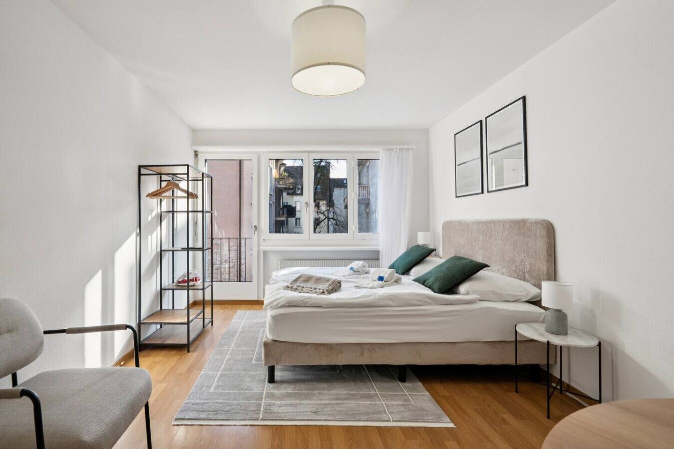 1 habitación, escritorio, tabla de planchar con plancha y wifi 