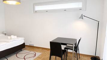 Escritorio, tabla de planchar con plancha, wifi y ropa de cama