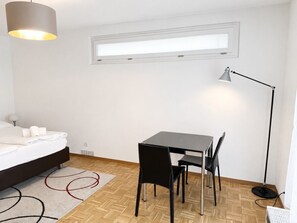 Bureau, fer et planche à repasser, Wi-Fi, literie fournie
