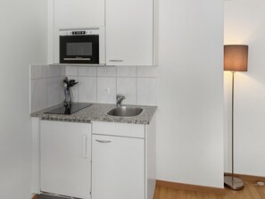 冷蔵庫、電子レンジ、オーブン、コンロ