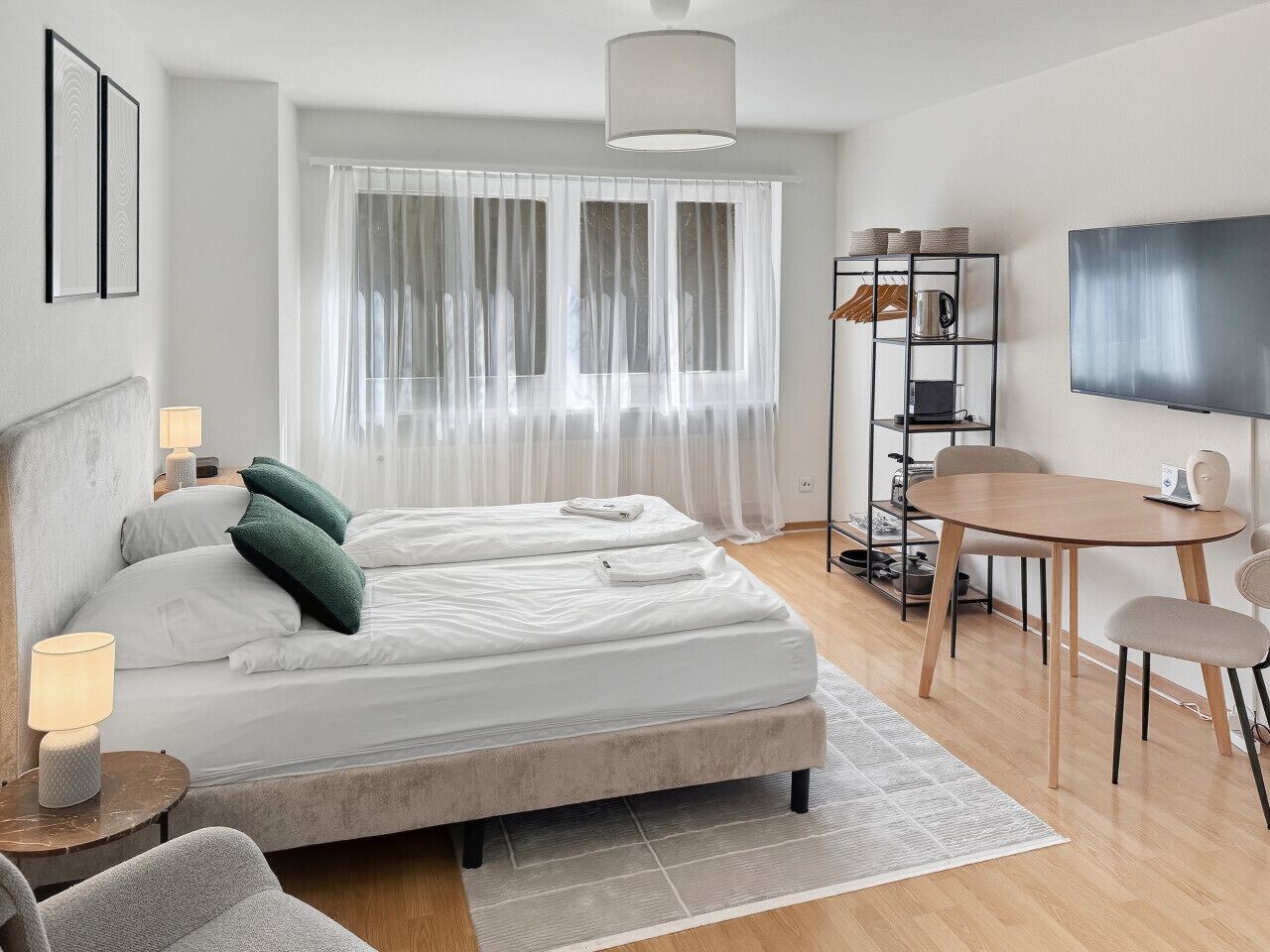 Skrivebord, strykejern/-brett, wi-fi og sengetøy