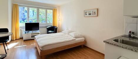 Desk, iron/ironing board, WiFi, bed sheets