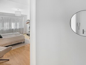 Työpöytä, silitysrauta/-lauta, Wi-Fi, vuodevaatteet
