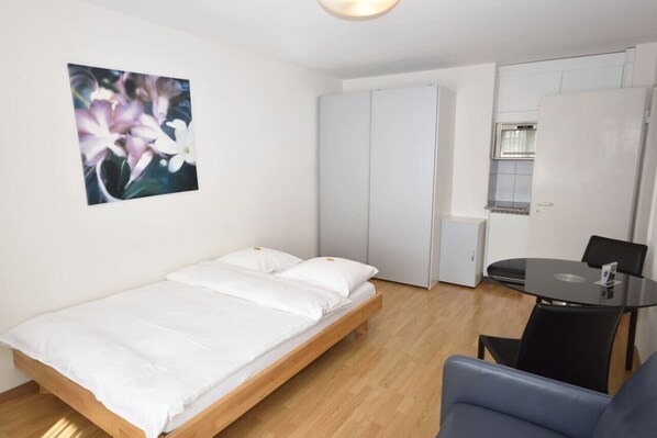 1 bedroom, desk, iron/ironing board, WiFi