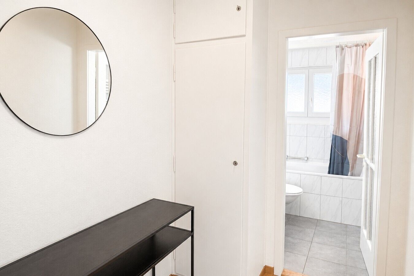 Ein Badezimmer mit Toilette, Waschbecken und Duschbereich.