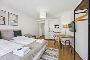 1 dormitorio, escritorio, tabla de planchar con plancha y wifi