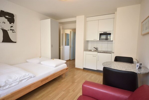 1 bedroom, desk, iron/ironing board, WiFi