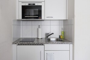 Réfrigérateur, micro-ondes, plaque de cuisson