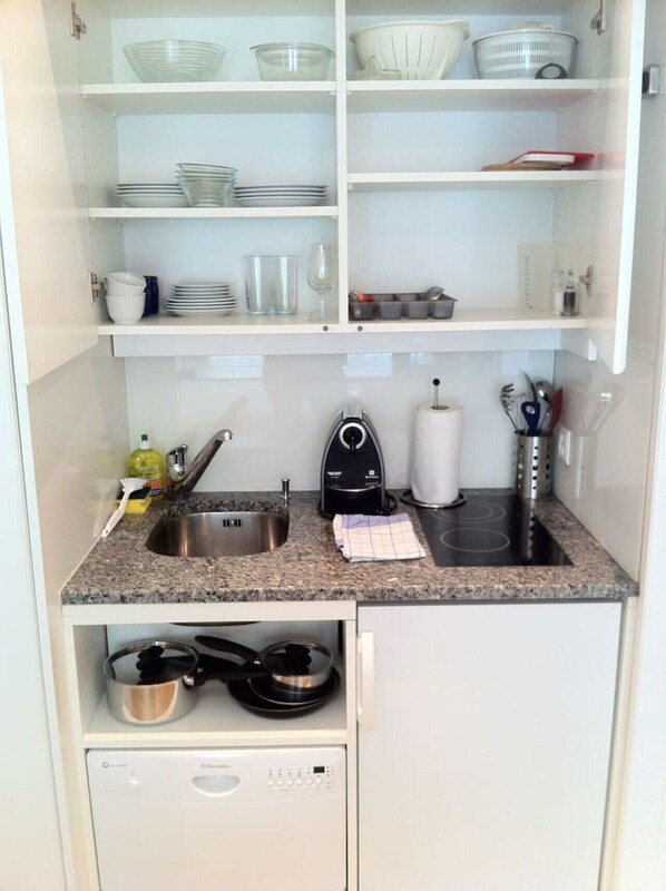 Kühlschrank, Mikrowelle, Herdplatte, Geschirrspüler