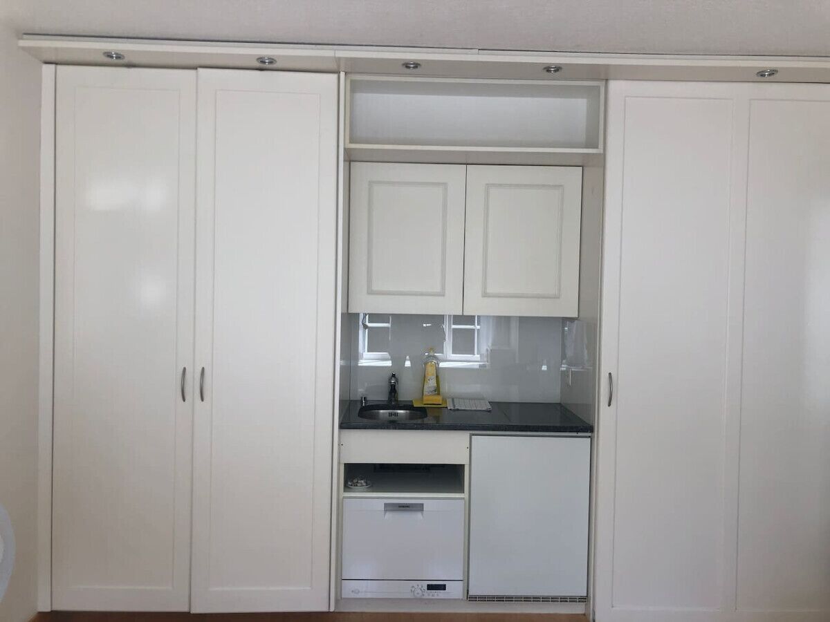 Geladeira, micro-ondas, cooktop, lava-louças