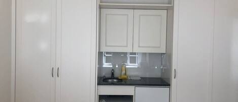 Geladeira, micro-ondas, cooktop, lava-louças