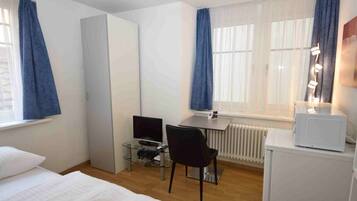 Bureau, fer et planche Ă repasser, Wi-Fi, draps fournis