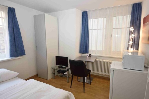 1 chambre, bureau, fer et planche à repasser, Wi-Fi