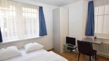 1 soverom, skrivebord, strykejern/-brett og wi-fi