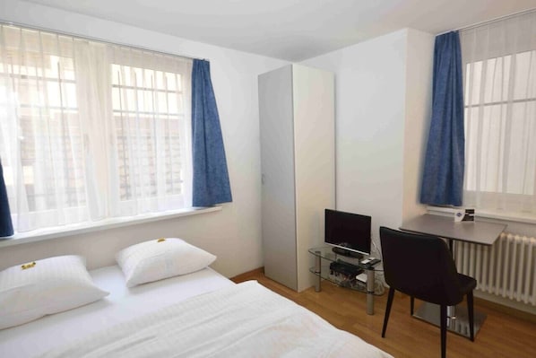 1 bedroom, desk, iron/ironing board, WiFi