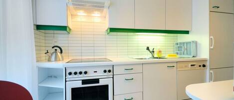 冷蔵庫、電子レンジ、オーブン、コンロ