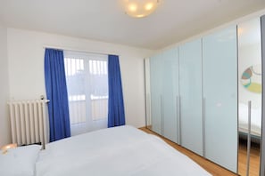 1 slaapkamer, een bureau, een strijkplank/strijkijzer, wifi