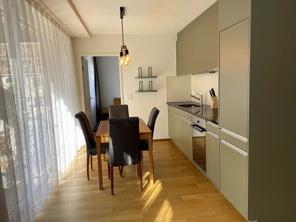 Fridge, oven, stovetop, coffee/tea maker